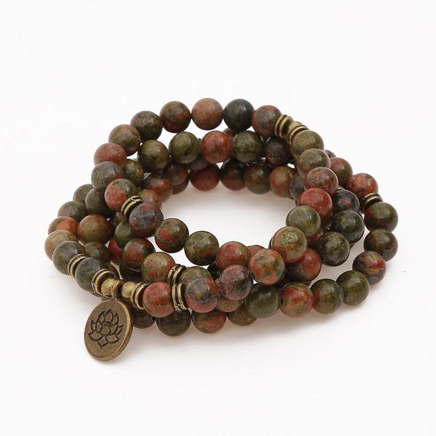 Mala 108 perles Onyx multicolores sur fond blanc