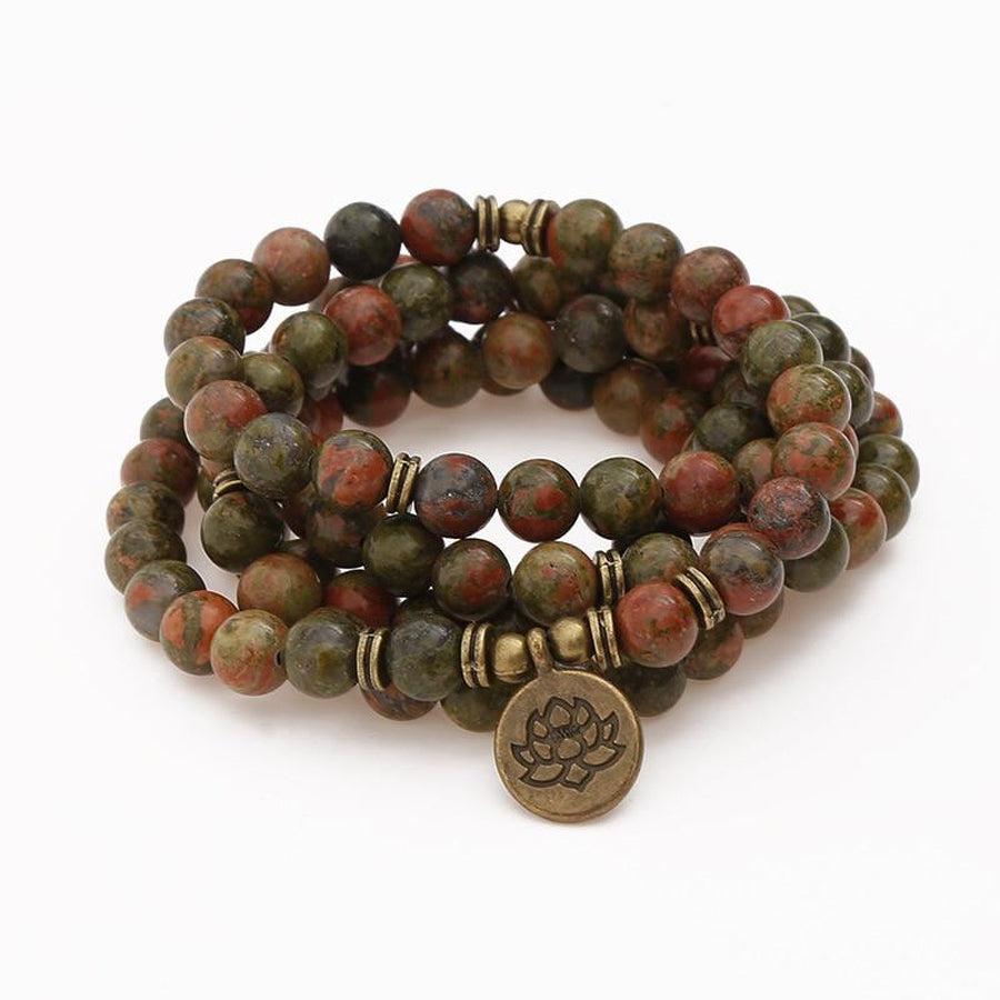 Mala 108 perles Onyx multicolores avec charme en gros plan