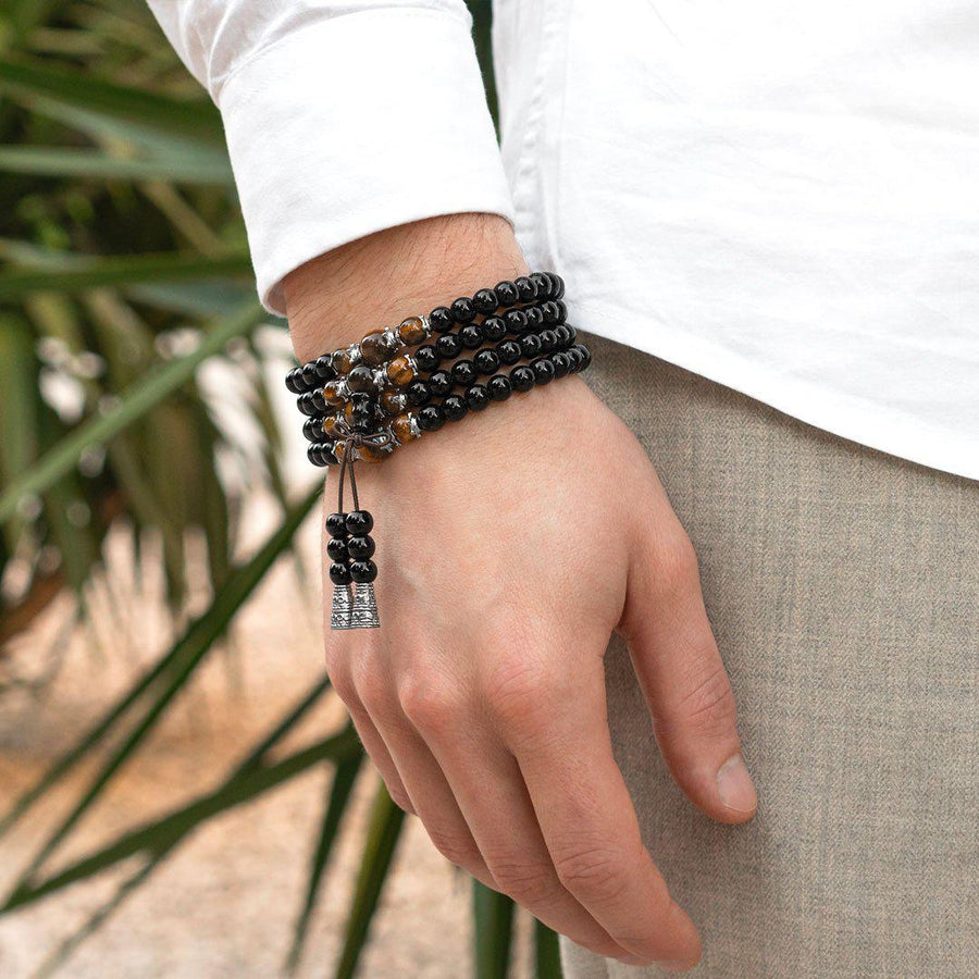 Détail des perles d'Onyx noir sur un fond clair