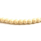 Détail des perles en howlite blanche et charme arbre de vie