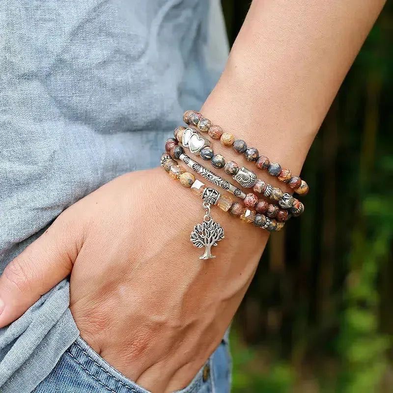 Collier Mala enroulé, montrant le détail des perles et charms