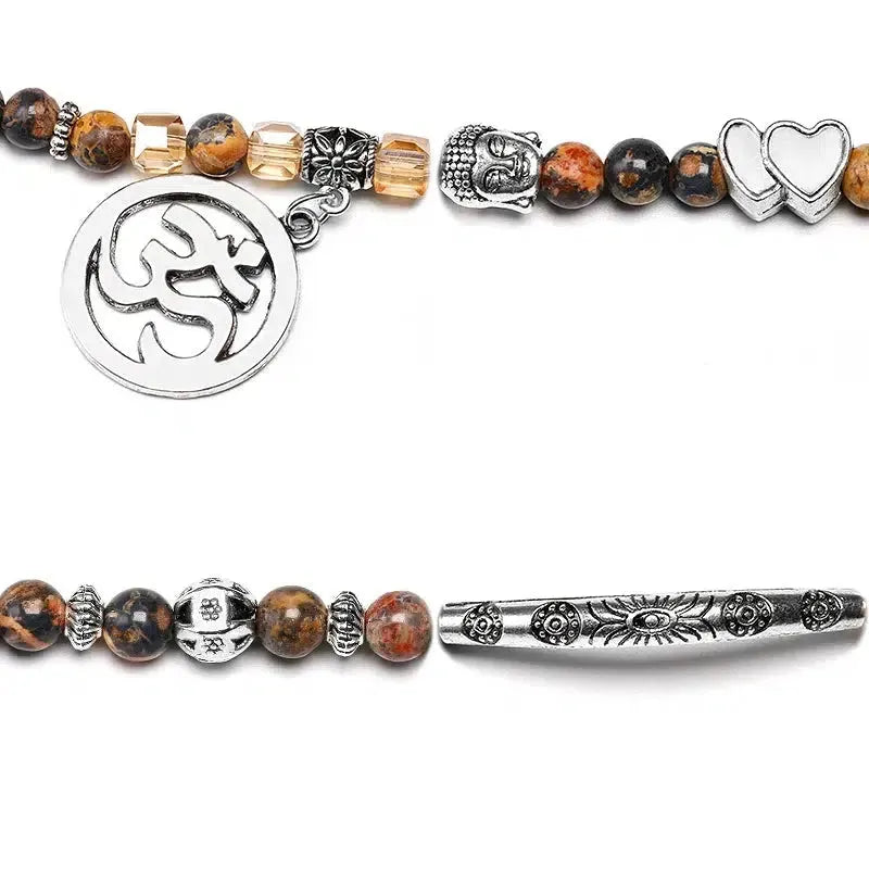Mala 108 perles avec charm éléphant, posé sur une surface claire