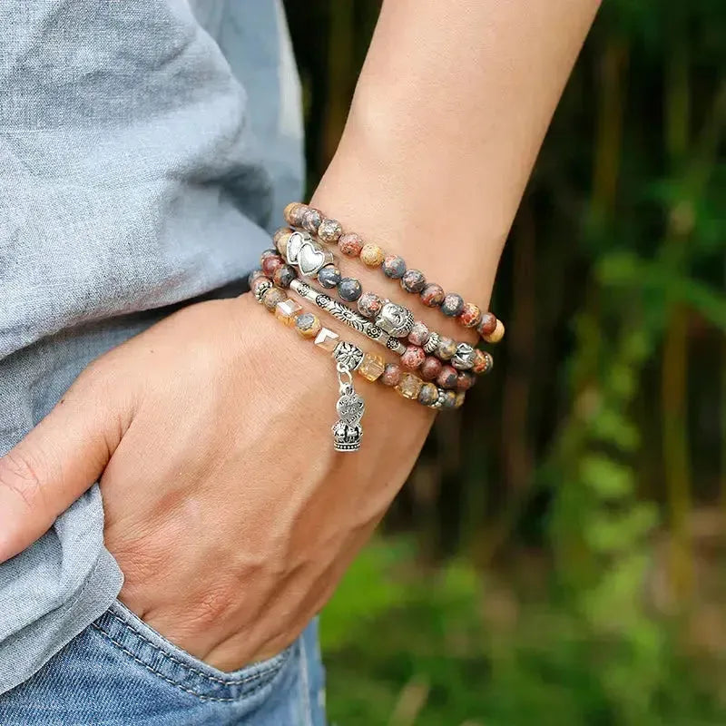 Détail des perles gravées et charm Om sur le Mala