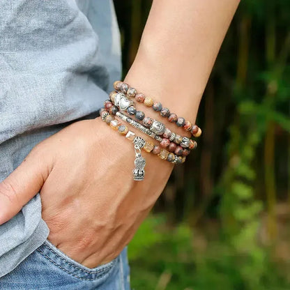 Détail des perles gravées et charm Om sur le Mala