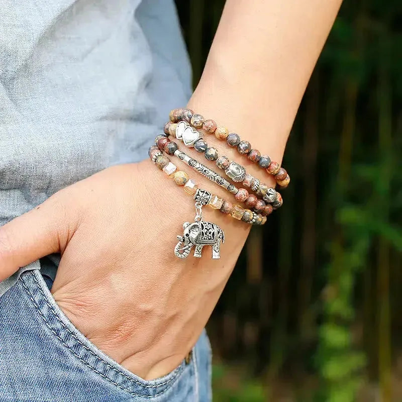Focus sur le charm main de Fatma et les perles de jaspe