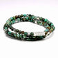 Collier Mala 108 perles en turquoise africaine sur fond blanc
