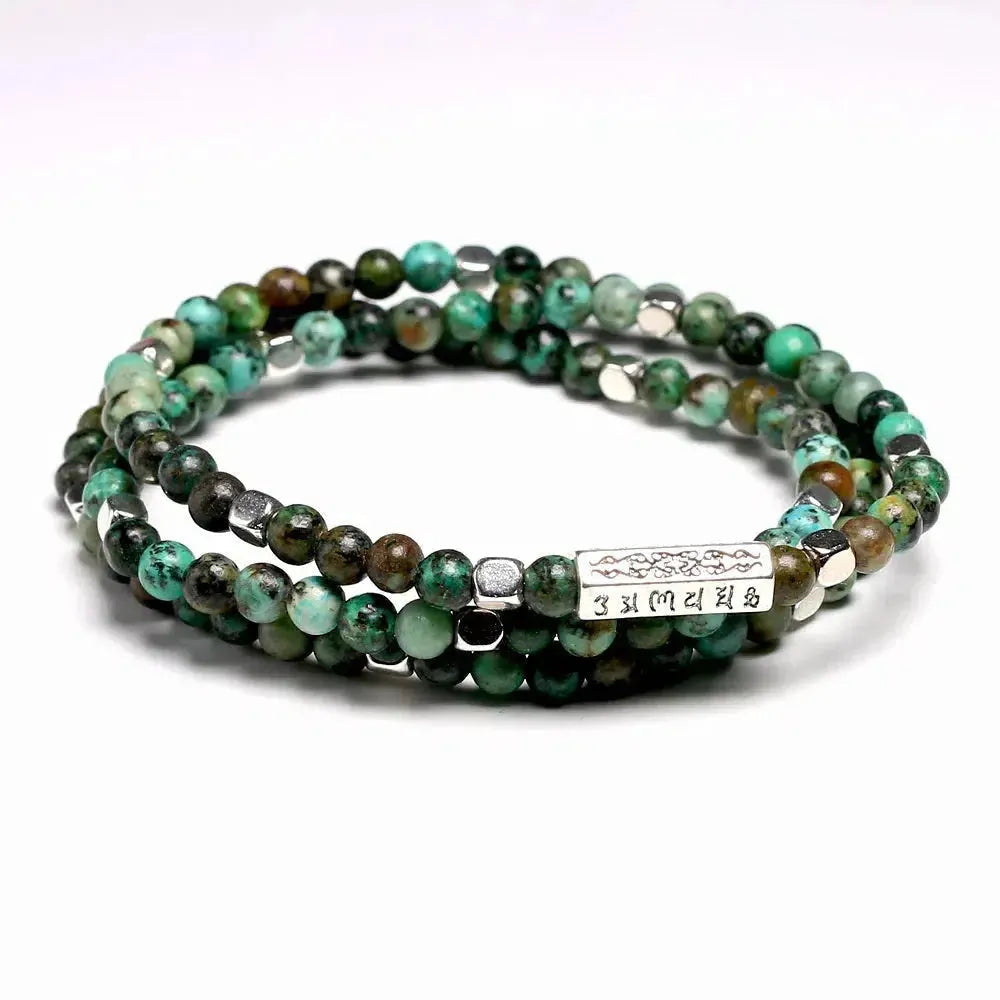 Collier Mala 108 perles en turquoise africaine sur fond blanc