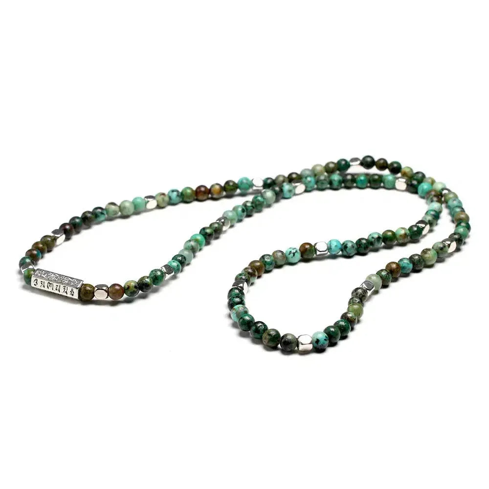 Gros plan sur les perles de turquoise africaine du Mala