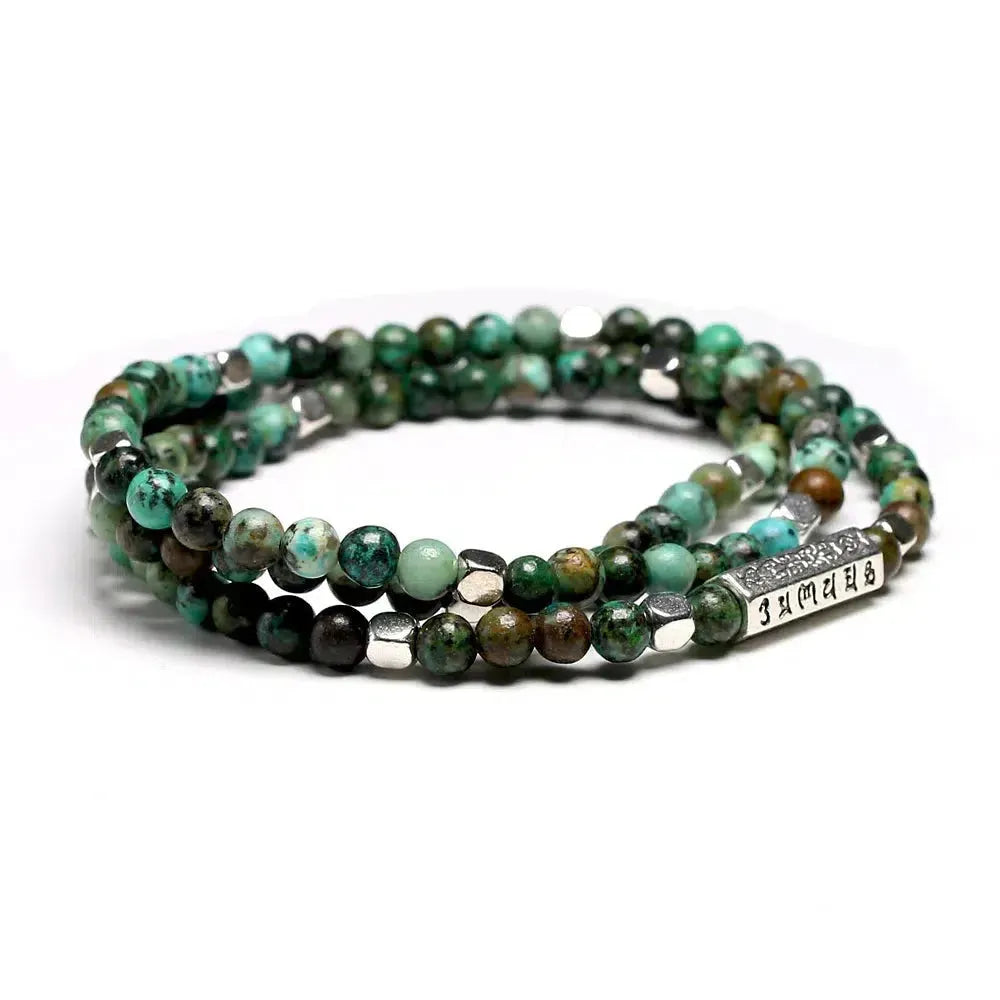 Vue détaillée du symbole Om sur le Mala turquoise