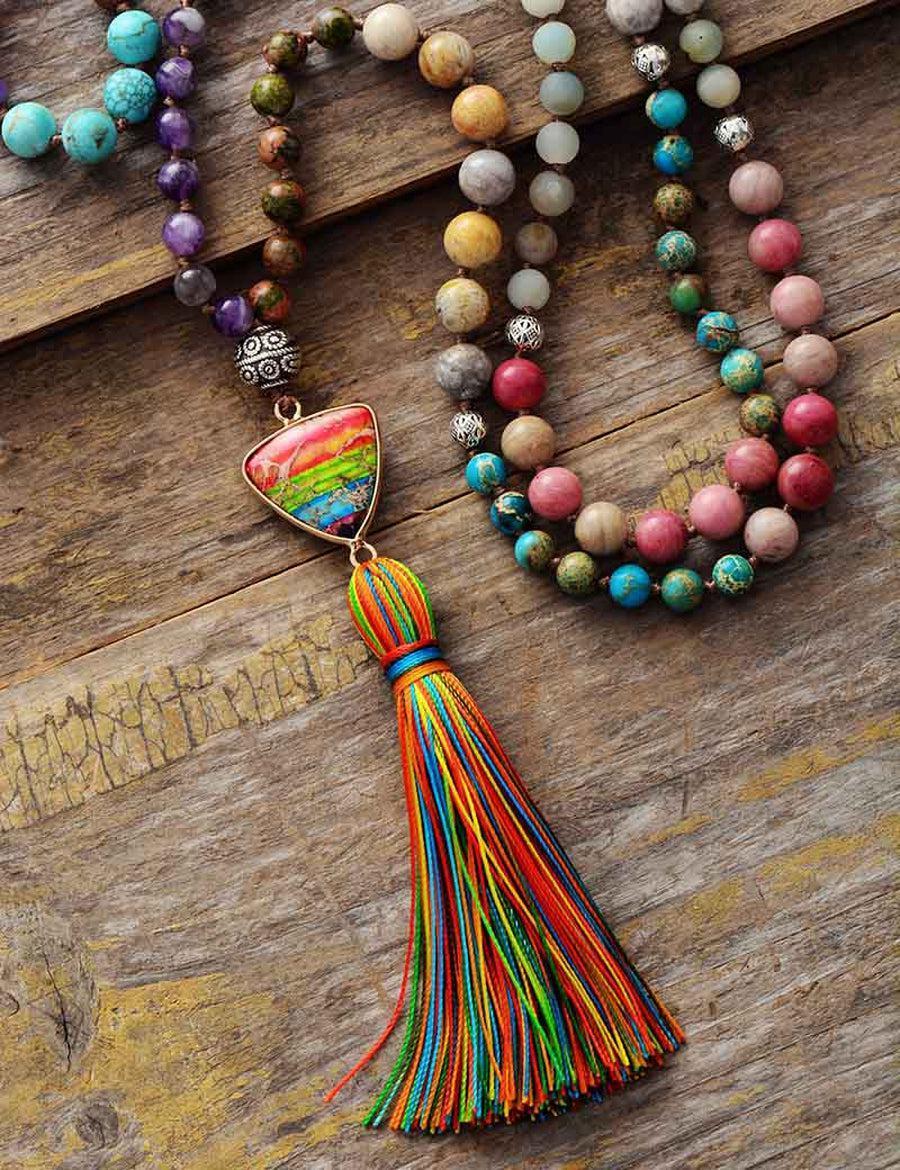 Gros plan sur les perles de Jaspe, Turquoise et Améthyste