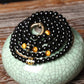 Mala en agate noire et œil de tigre sur fond blanc