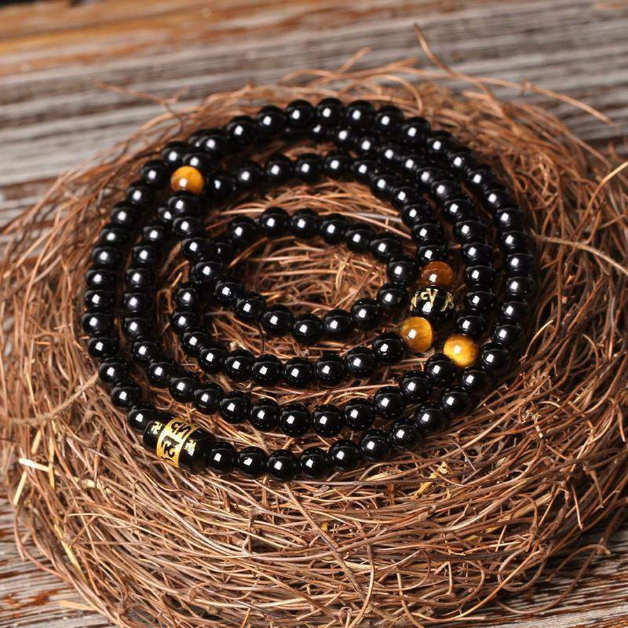 Gros plan sur les perles d'agate noire et œil de tigre