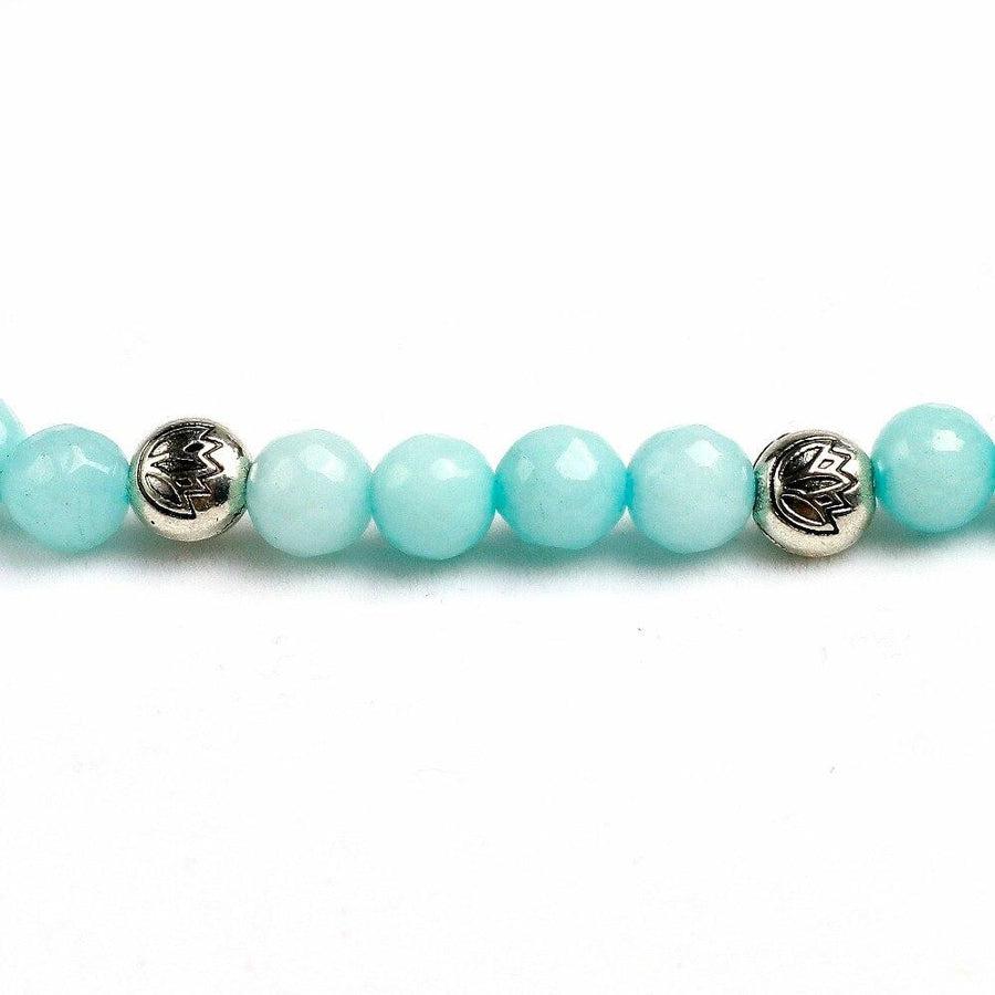 Détail des perles apaisantes en calcédoine bleue