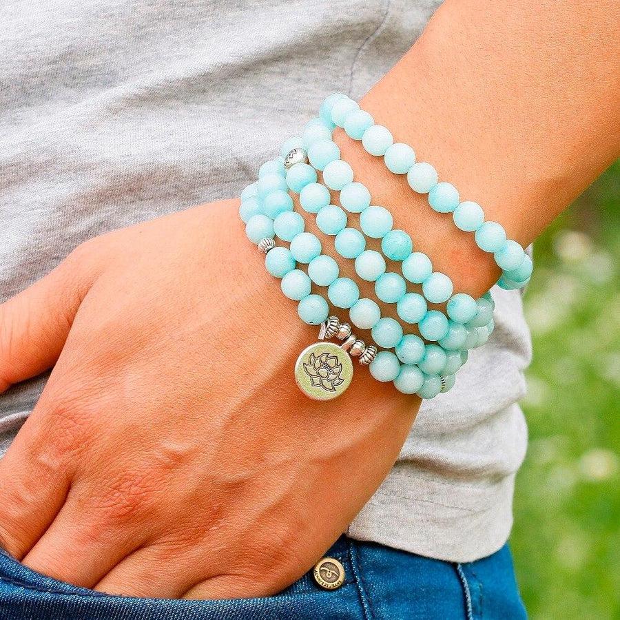 Vue rapprochée du mala avec symbole Om