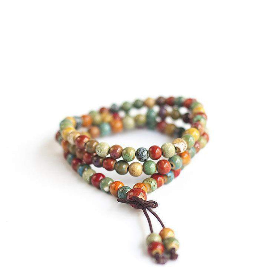 Mala en céramique avec perles multicolores sur fond neutre