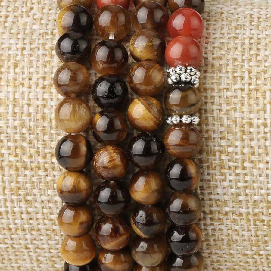 Gros plan sur les perles naturelles du mala, montrant leurs couleurs variées
