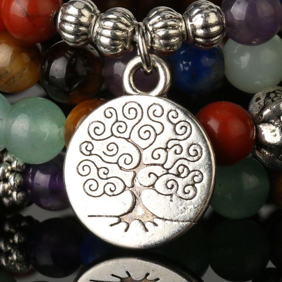 Vue détaillée du pendentif arbre de vie en métal sur le mala