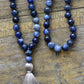 Gros plan sur les perles bleues en sodalite du mala