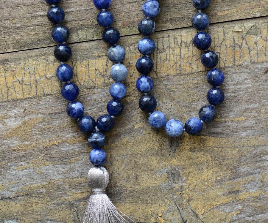 Gros plan sur les perles bleues en sodalite du mala