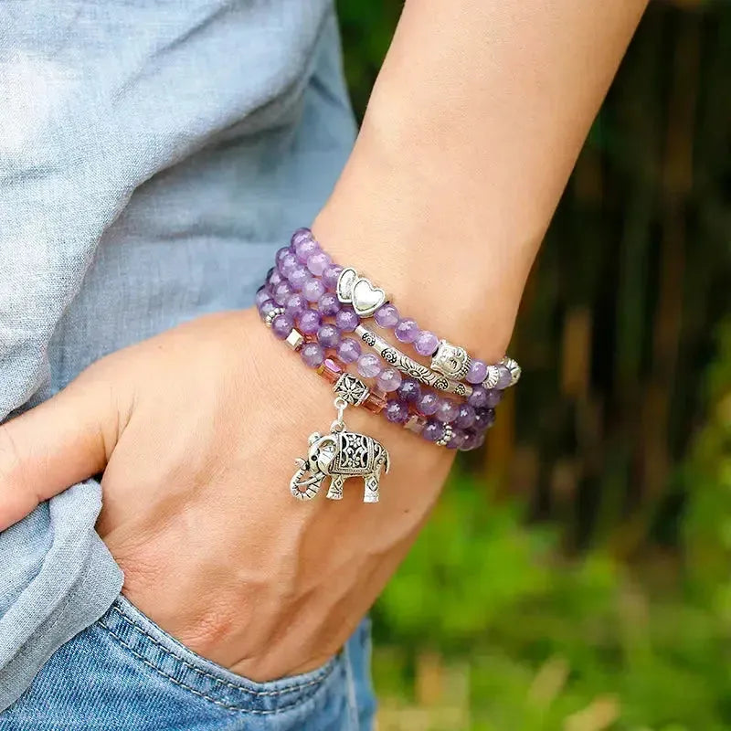 Vue rapprochée des perles d'améthyste et charm éléphant