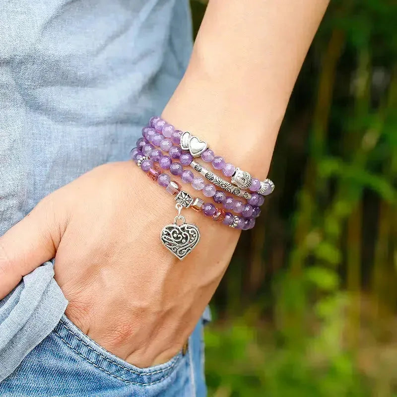 Zoom sur les perles d'améthyste et main de Fatma