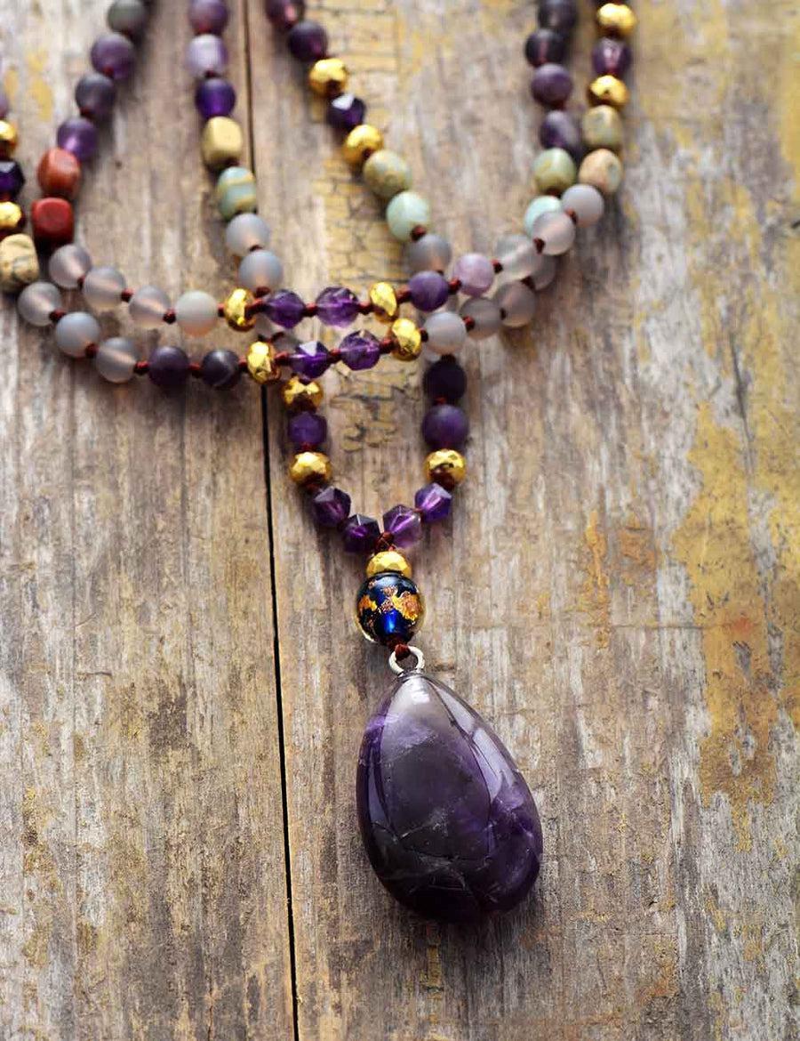 Mala en perles givrées de Quartz et Améthyste sur fond blanc