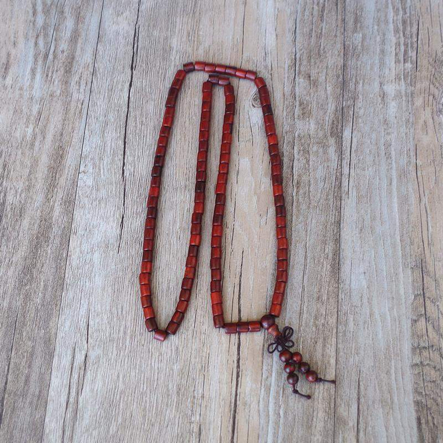 Détail des perles en bois du mala de prière