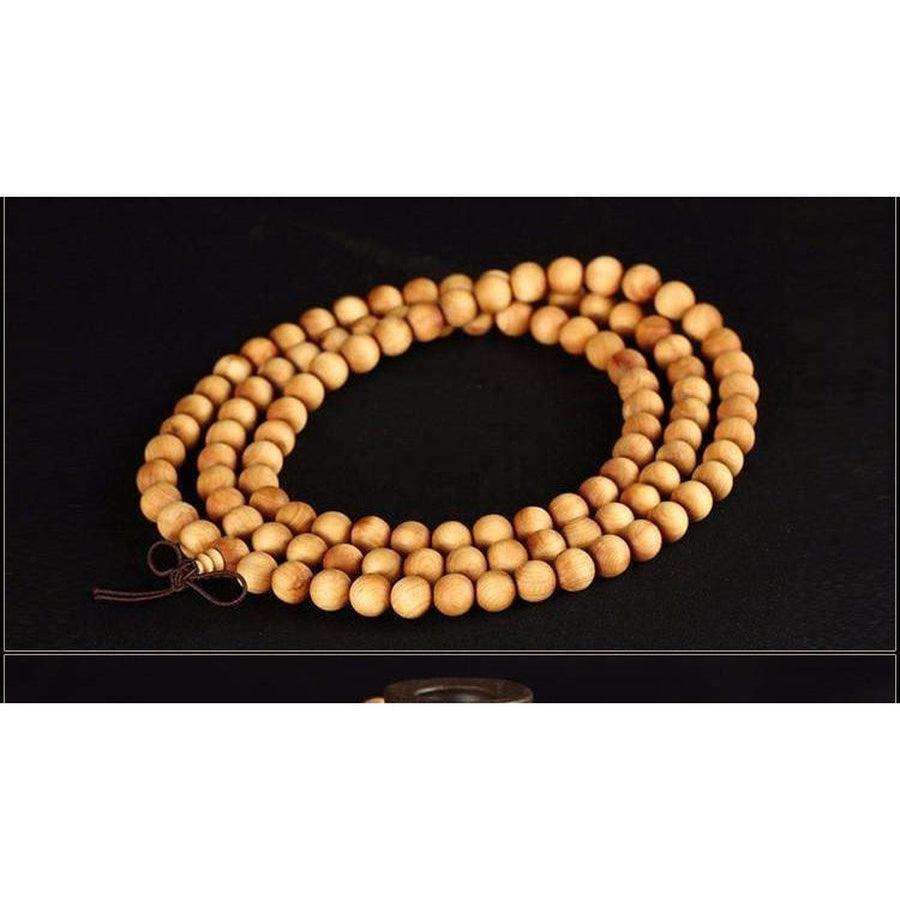 Gros plan sur les perles du mala, finition lisse