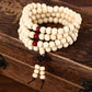 Détail des perles lisses en bois de santal