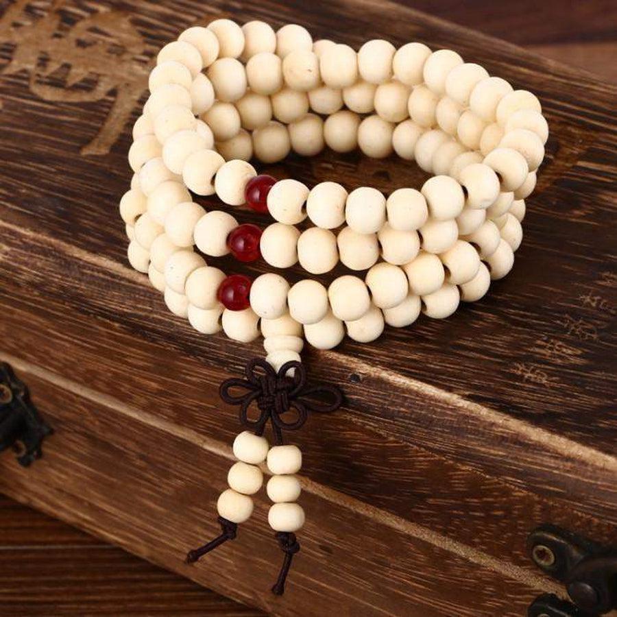 Détail des perles lisses en bois de santal