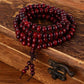 Mala de méditation posé sur un tissu coloré