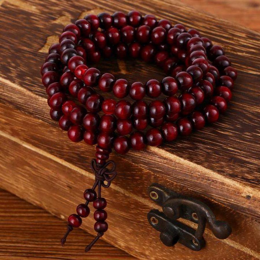 Mala de méditation posé sur un tissu coloré
