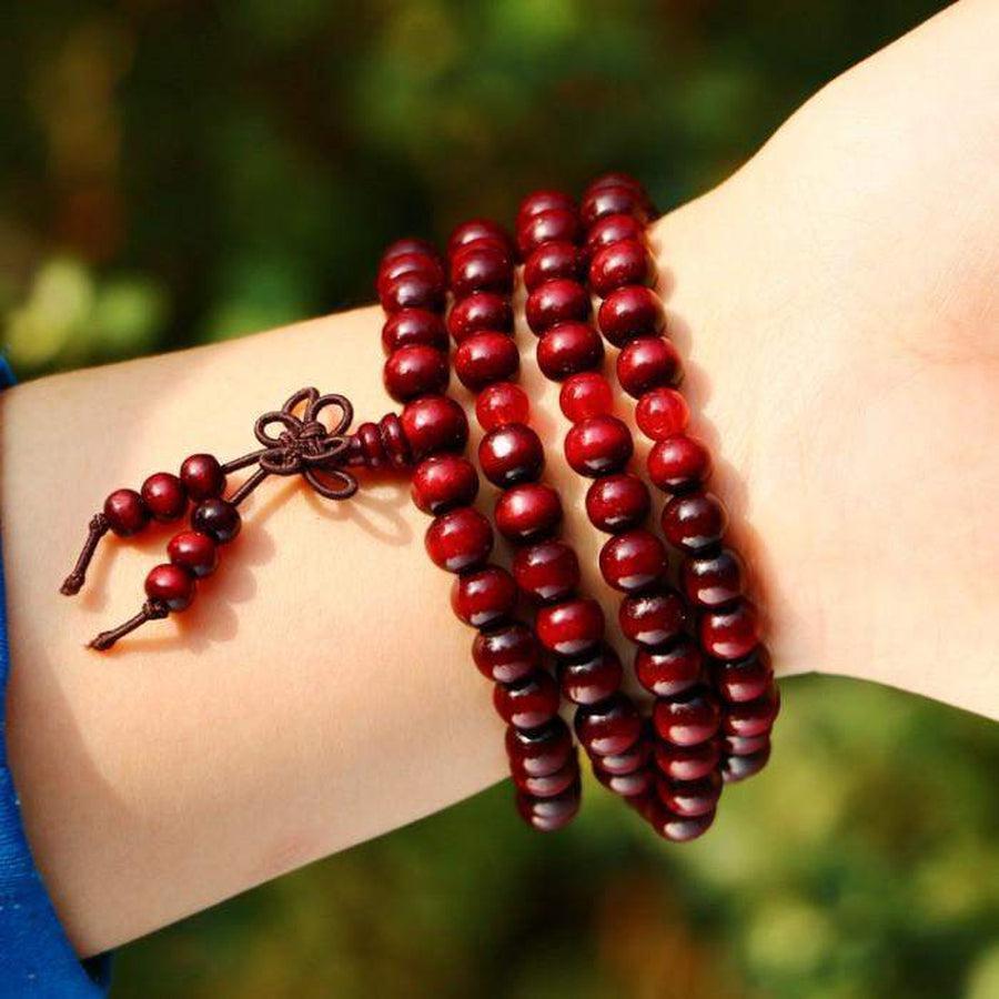 Gros plan sur les perles en bois de santal