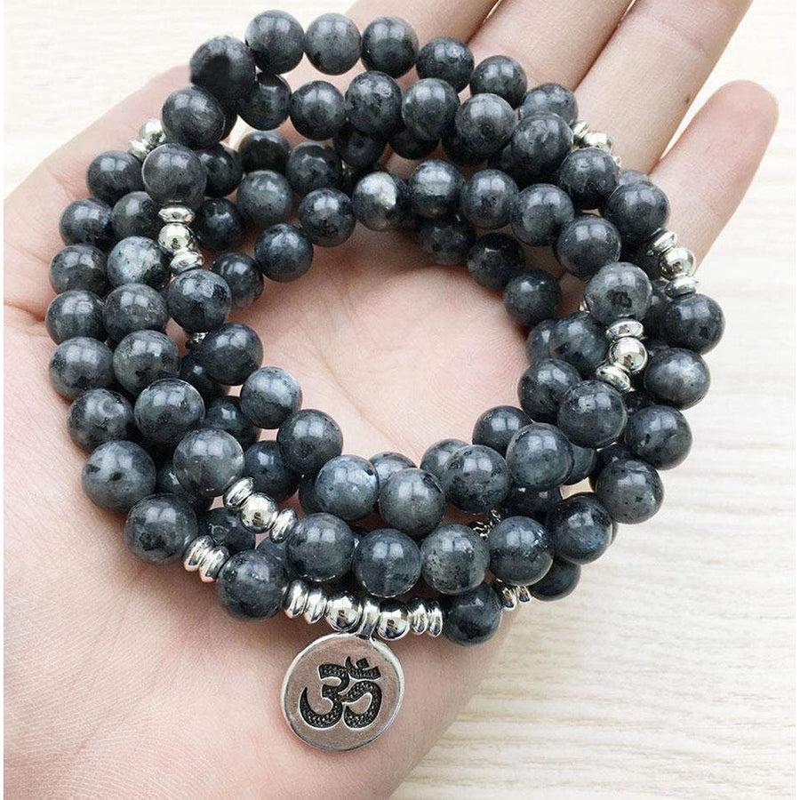 Mala en labradorite avec reflets irisés sur fond blanc