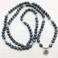 Gros plan sur les perles de labradorite du mala