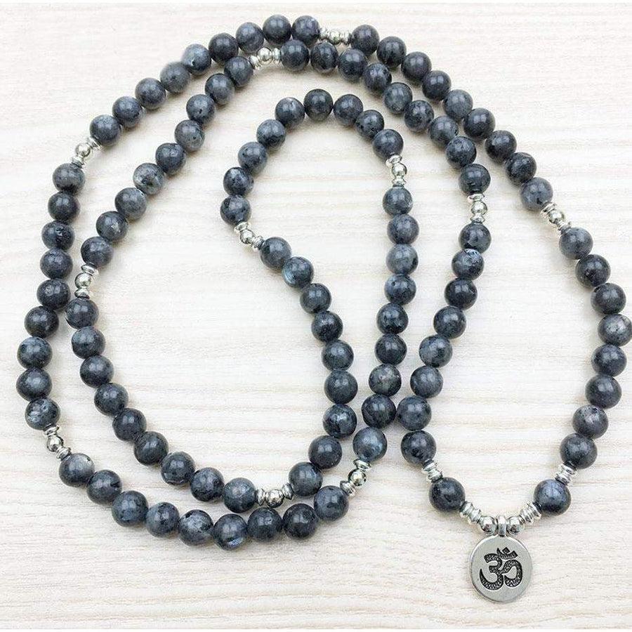 Gros plan sur les perles de labradorite du mala