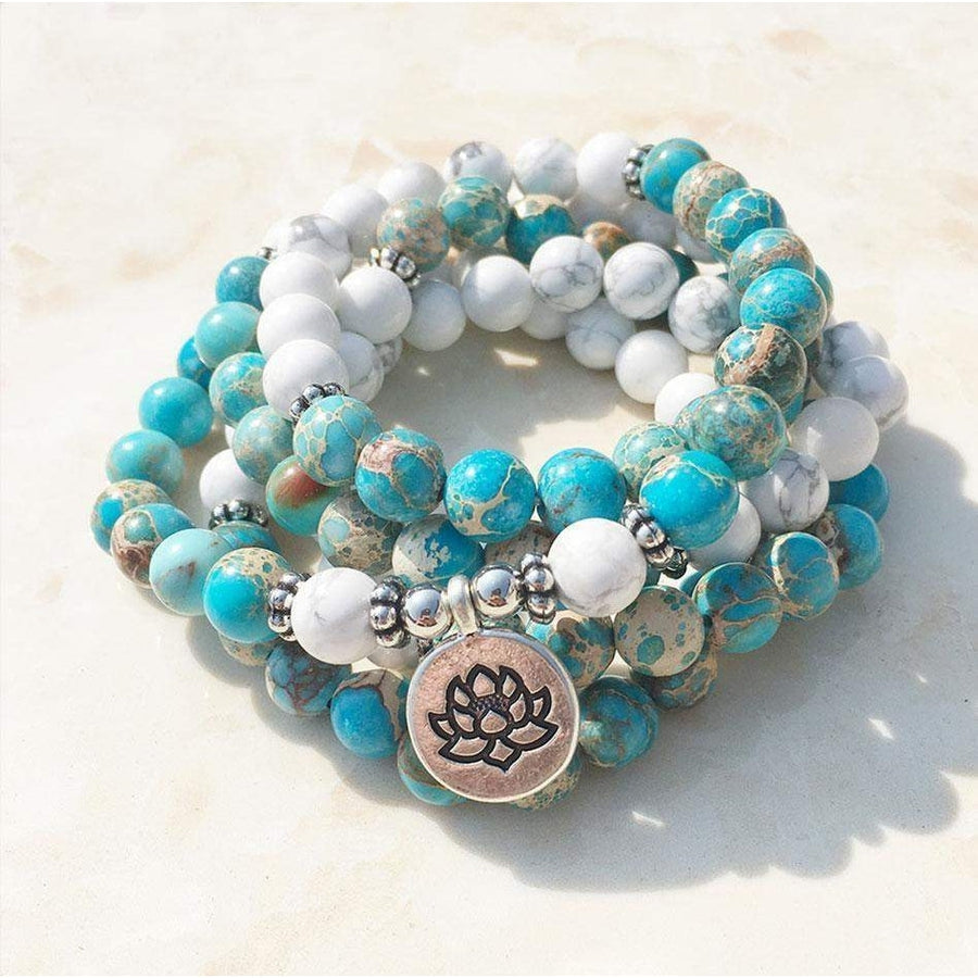 Collier mala posé à plat, perles visibles