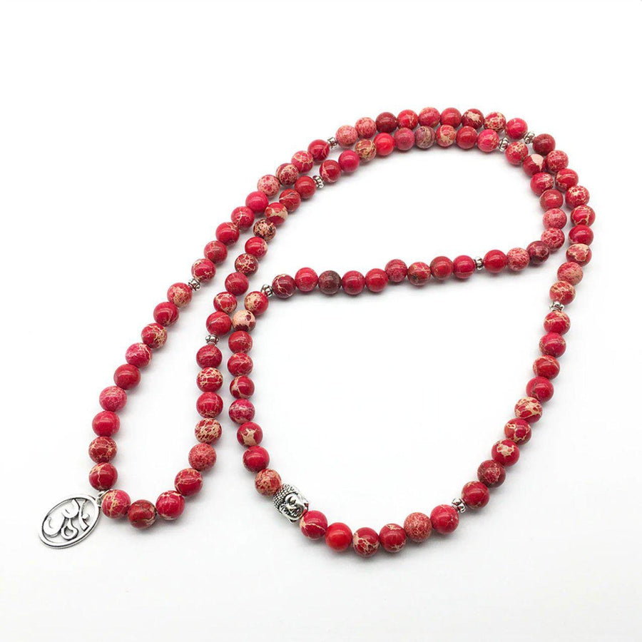 Vue rapprochée des perles marbrées du Mala rouge