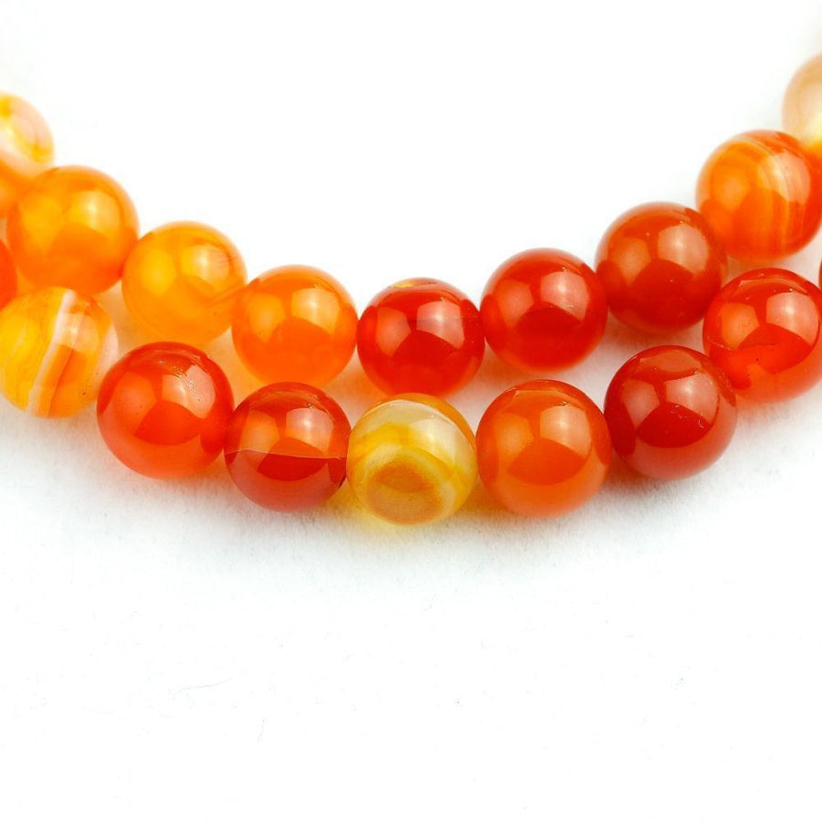 Détail des perles d'onyx marbre orange du mala