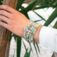 Gros plan sur les perles d'amazonite aux teintes douces