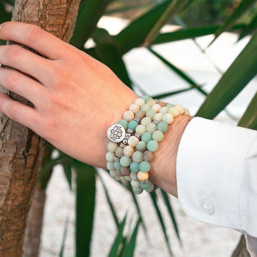 Gros plan sur les perles d'amazonite aux teintes douces