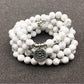 Mala en howlite avec fleur de lotus en gros plan