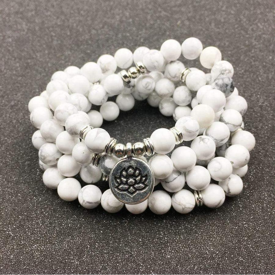 Mala en howlite avec fleur de lotus en gros plan