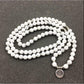 Détail des perles blanches du mala en howlite