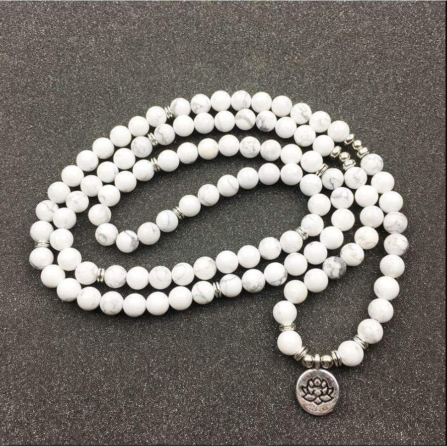 Détail des perles blanches du mala en howlite