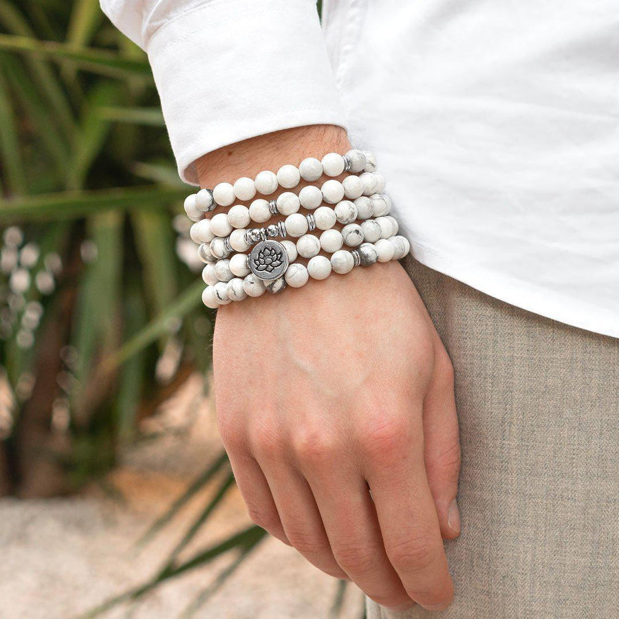 Mala en howlite posé sur une surface en bois
