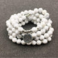 Mala en howlite enroulé, mettant en valeur sa blancheur