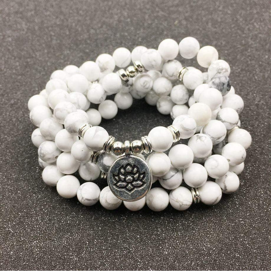 Mala en howlite enroulé, mettant en valeur sa blancheur
