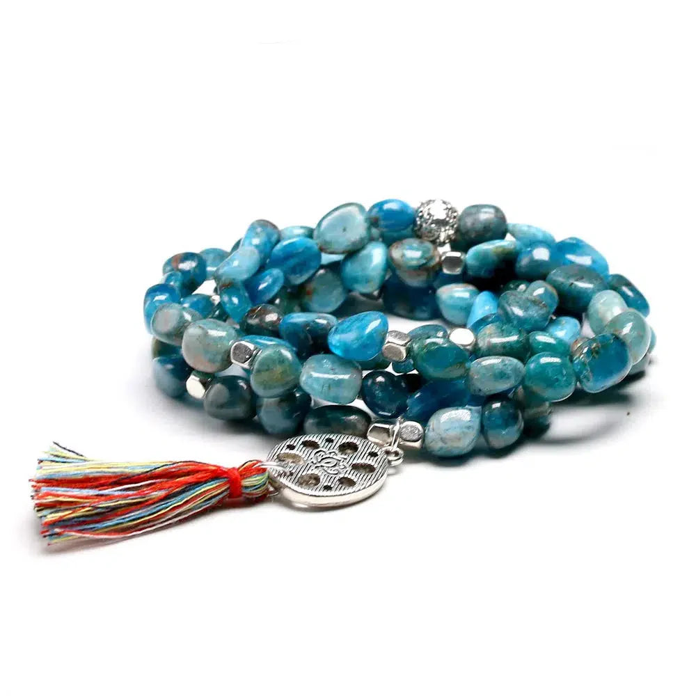 Mala en apatite bleue avec médaillon lotus gravé