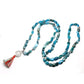 Gros plan sur les perles polies d'apatite bleue